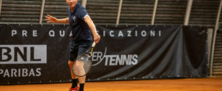 uomo che gioca a tennis