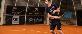 ragazzo che gioca a tennis