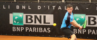 ragazzo che gioca a tennis